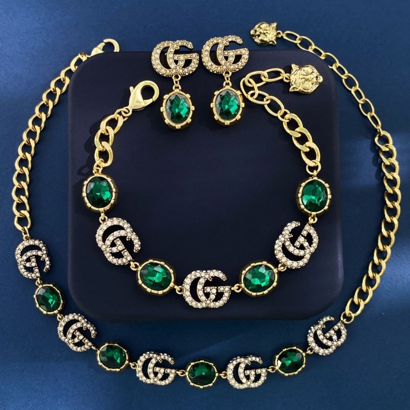G*u*i necklaces